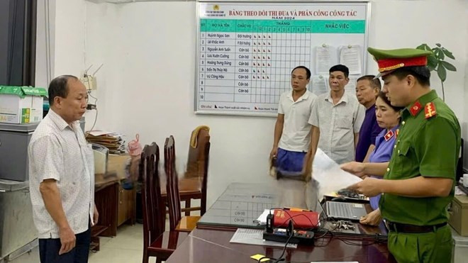 Cơ quan chức năng đọc lệnh bắt tạm giam Giám đốc chi nhánh Văn phòng đăng ký đất đai huyện Lạc Sơn Nguyễn Văn Lâm. Ảnh: Công an Hòa Bình Cơ quan chức năng đọc lệnh bắt tạm giam Giám đốc chi nhánh Văn phòng đăng ký đất đai huyện Lạc Sơn Nguyễn Văn Lâm. Ảnh: Công an Hòa Bình