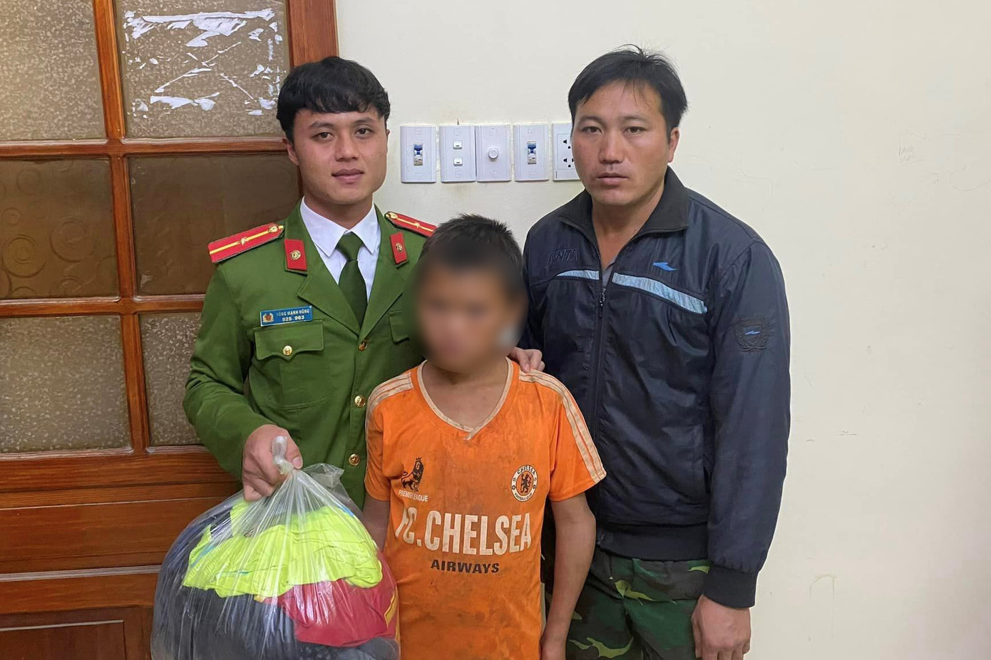 Cháu bé đi lạc đã được gia đình đón về nhà. Ảnh: CACC