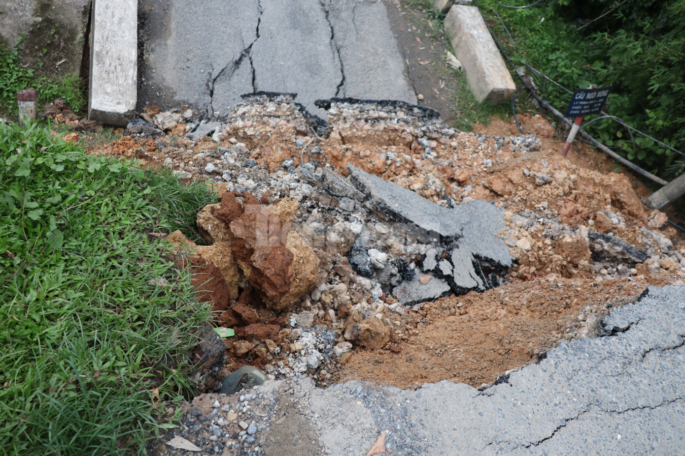 Một bên cầu bị sụt lún sâu khoảng hơn 2m. Một bên cầu bị sụt lún sâu khoảng hơn 2m.