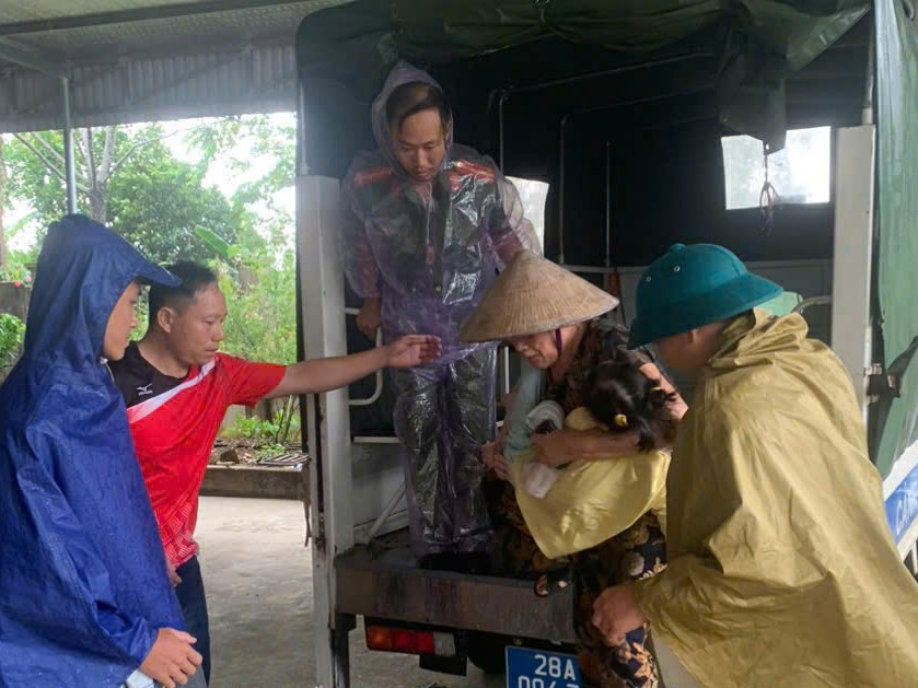 Hàng nghìn người dân Hòa Bình được cơ quan chức năng đưa đến nơi an toàn.