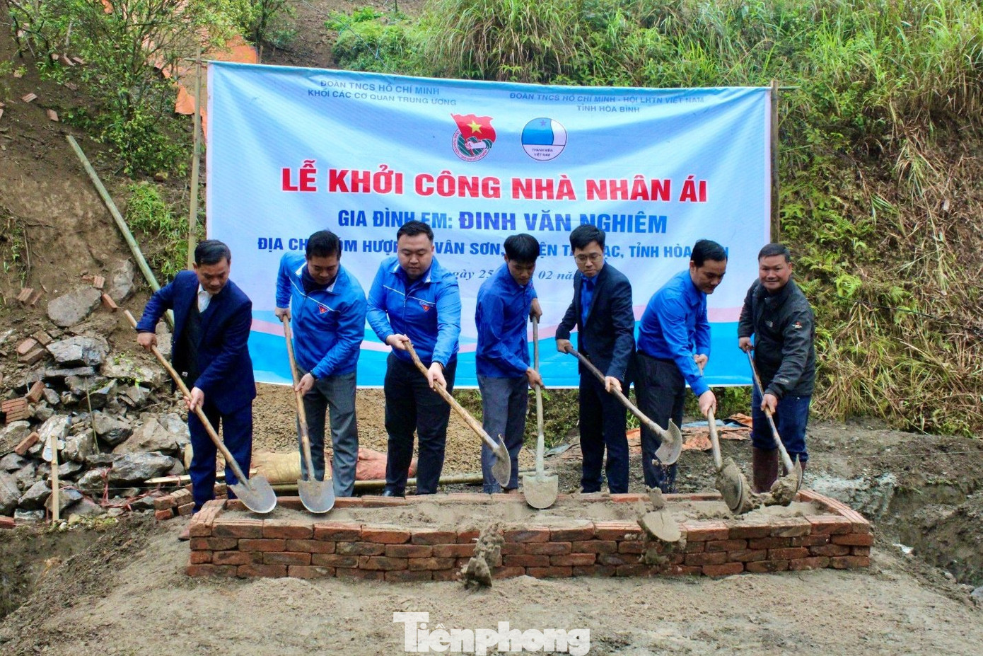 ...khởi công xây dựng “Nhà nhân ái” cho gia đình đoàn viên có hoàn cảnh đặc biệt khó khăn tại xóm Hượp, xã Vân Sơn.