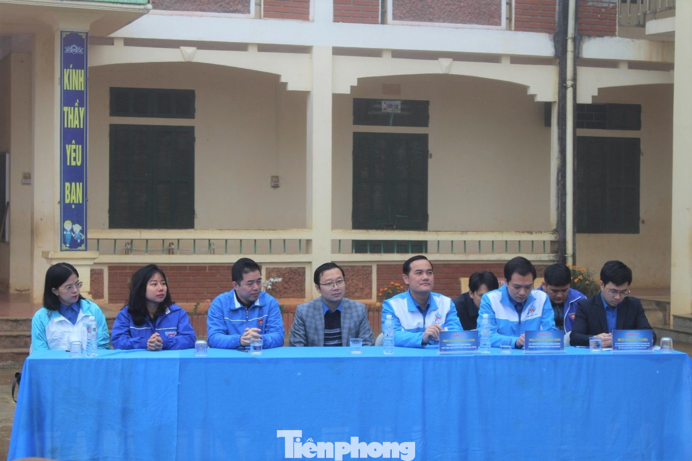 Dự chương trình các anh Bùi Hoàng Tùng - Ủy viên Ban Thường vụ Trung ương Đoàn, Bí thư Đoàn Thanh niên khối các cơ quan Trung ương; anh Nguyễn Hoàng Sơn - Phó Bí thư Tỉnh Đoàn Hòa Bình; anh Nguyễn Thành Luân - Phó Bí thư Tỉnh Đoàn Hòa Bình; các lãnh đạo Văn phòng Đoàn Khối các cơ quan Trung ương, Tỉnh Đoàn, cùng các đơn vị đồng hành và đông đảo đoàn viên thanh niên xã Vân Sơn.