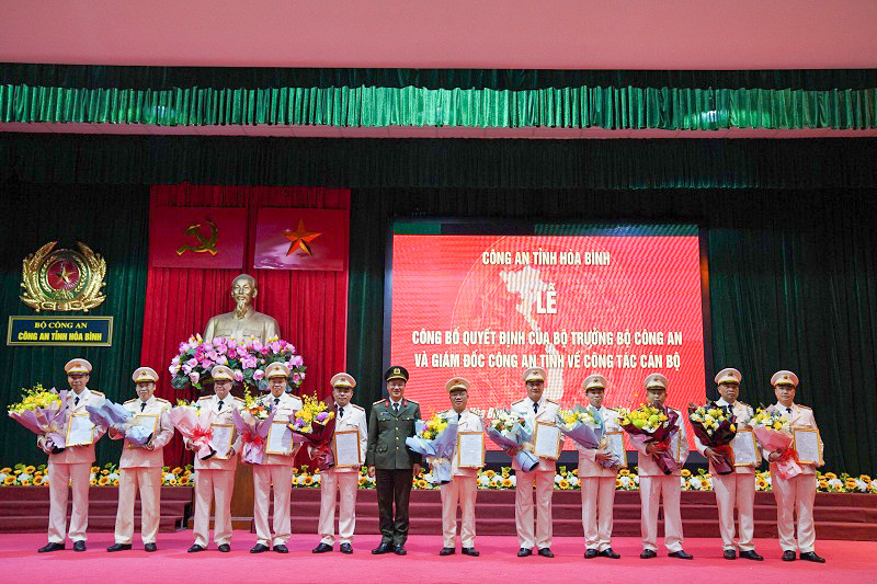 Giám đốc Công an tỉnh Hòa Bình Đỗ Thanh Bình trao quyết định. Ảnh: Công an Hòa Bình Giám đốc Công an tỉnh Hòa Bình Đỗ Thanh Bình trao quyết định. Ảnh: Công an Hòa Bình