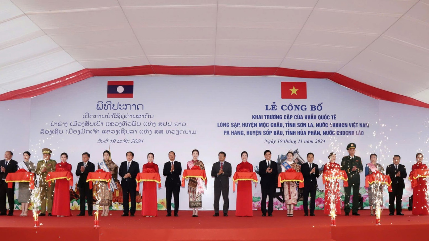 Các đại biểu cắt băng khai trương cặp cửa khẩu quốc tế Lóng Sập - Pa Háng. Các đại biểu cắt băng khai trương cặp cửa khẩu quốc tế Lóng Sập - Pa Háng.