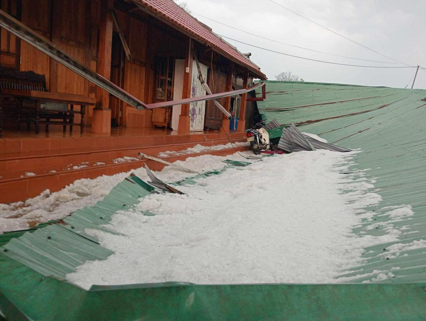 Hàng trăm ngôi nhà bị hư hỏng do thiên tai.