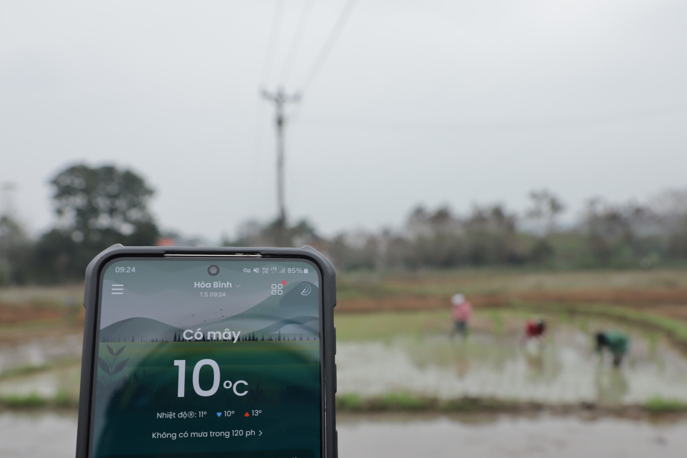 Thực tế ghi nhận trong ngày 25/1, thời điểm 7h sáng tại phường Dân Chủ, TP Hòa Bình, nhiệt độ ngoài trời khoảng 8 - 9°C kèm theo gió.