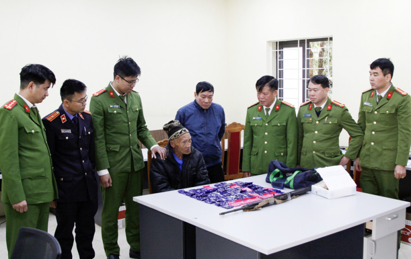 Đối tượng Tráng Pà Chống cùng số tang vật bị thu giữ. Ảnh: CACC.