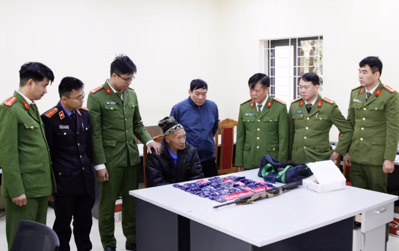 Đối tượng Tráng Pà Chống cùng số tang vật bị thu giữ. Ảnh: CACC.