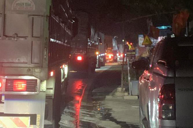 Đến khoảng 21h cùng ngày, đường Quốc lộ 6 đoạn qua vụ tai nạn vẫn bị ùn tắc. Đến khoảng 21h cùng ngày, đường Quốc lộ 6 đoạn qua vụ tai nạn vẫn bị ùn tắc.