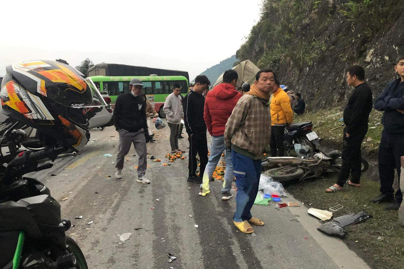 Nơi xảy ra tai nạn đường hẹp và có rất đông phương tiện di chuyển qua. Nơi xảy ra tai nạn đường hẹp và có rất đông phương tiện di chuyển qua.