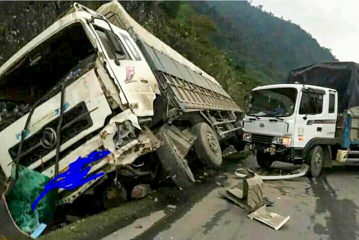 Trong đó, có 2 chiếc xe ô tô tải,... Trong đó, có 2 chiếc xe ô tô tải,...