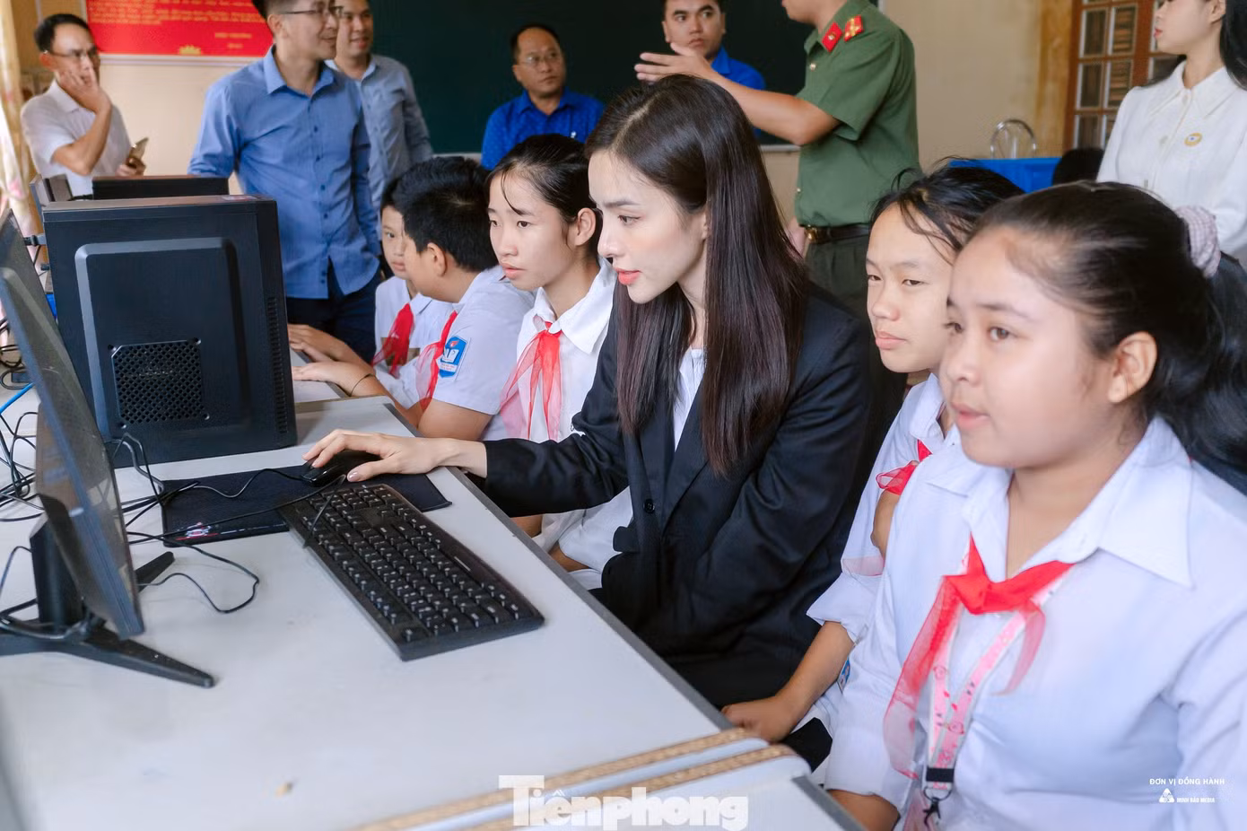 3 phòng học máy tính đã được lắp đặt giúp các em nhỏ vùng cao tiếp cận với giáo dục hiện đại. 3 phòng học máy tính đã được lắp đặt giúp các em nhỏ vùng cao tiếp cận với giáo dục hiện đại.