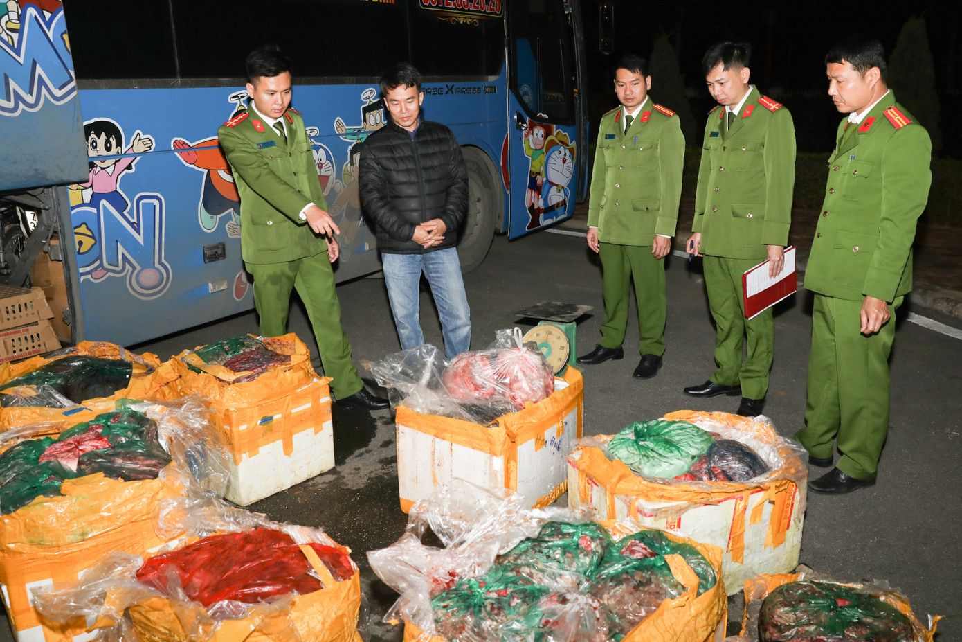 Gần 900kg thực phẩm hôi thối bị phát hiện. Ảnh: CACC.