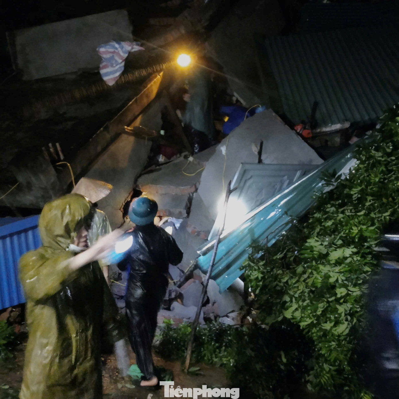 Ngôi nhà lớn bị sập hoàn toàn trong đêm. Ngôi nhà lớn bị sập hoàn toàn trong đêm.