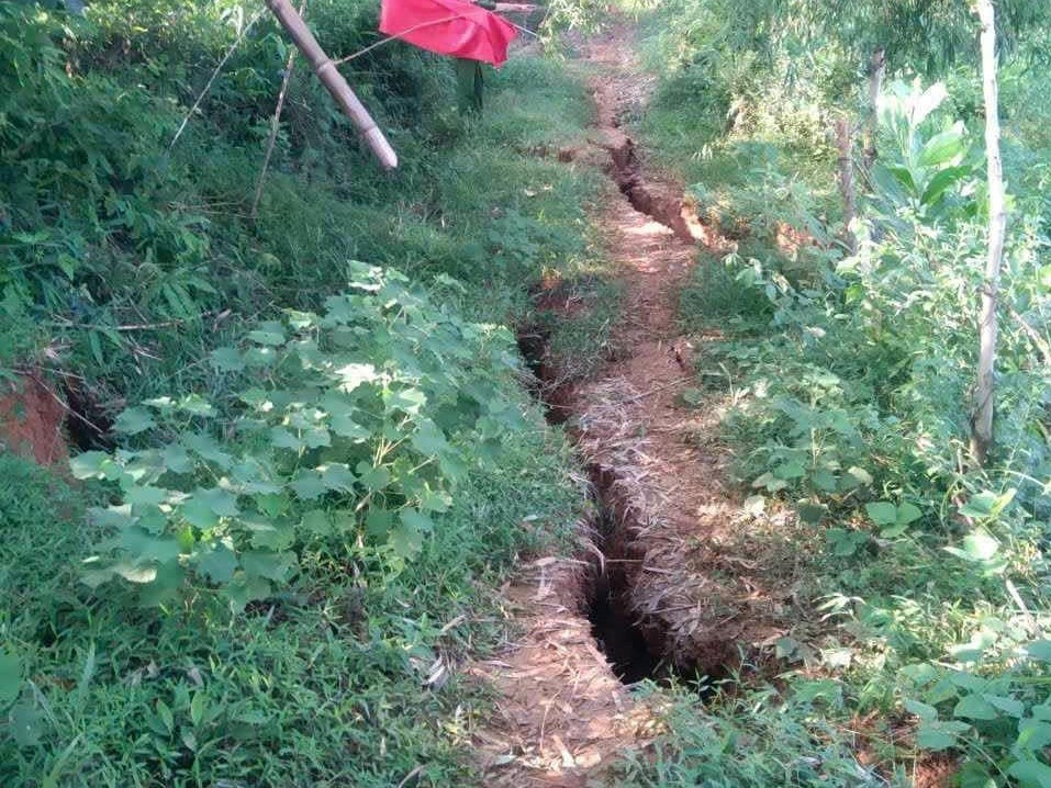 Các vết nứt lớn xuất hiện tại khu vực đồi Cây Đa Bái Rài thuộc xã Tuân Đạo.