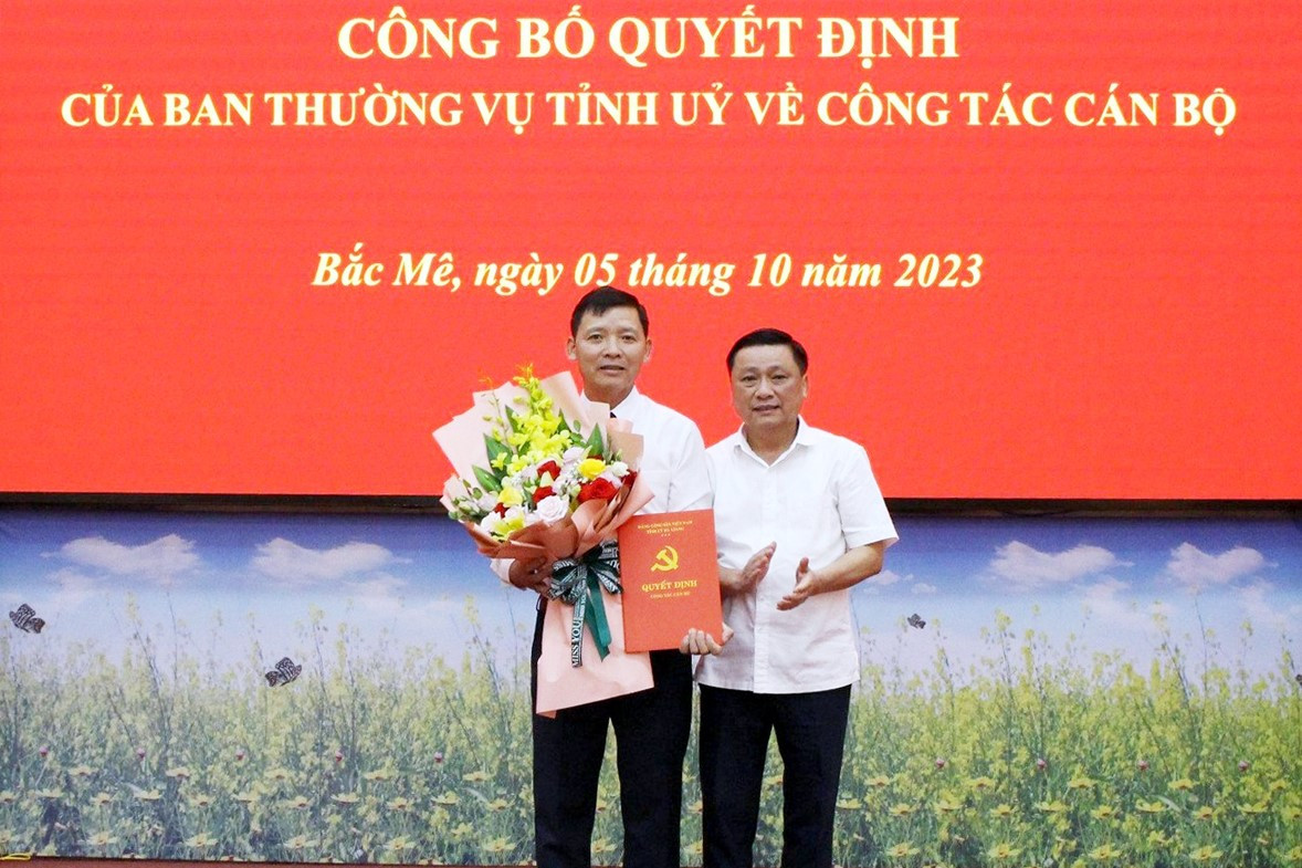 Tân Phó Bí thư Huyện ủy Bắc Mê Trần Mạnh Tuyên nhận quyết định bổ nhiệm. Ảnh: Báo Hà Giang. Tân Phó Bí thư Huyện ủy Bắc Mê Trần Mạnh Tuyên nhận quyết định bổ nhiệm. Ảnh: Báo Hà Giang.