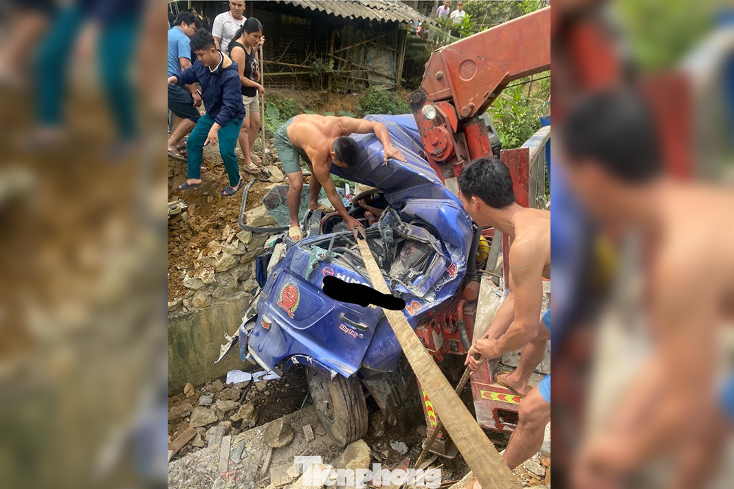 Người dân giải cứu tài xế bị mắc kẹt trong ca bin xe tải.