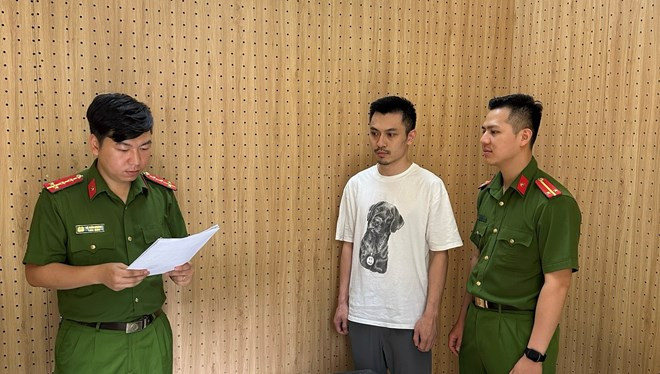 Đối tượng Đặng Tùng Lâm (áo trắng) bị bắt tạm giam. Ảnh: Cao Thiên. Đối tượng Đặng Tùng Lâm (áo trắng) bị bắt tạm giam. Ảnh: Cao Thiên.