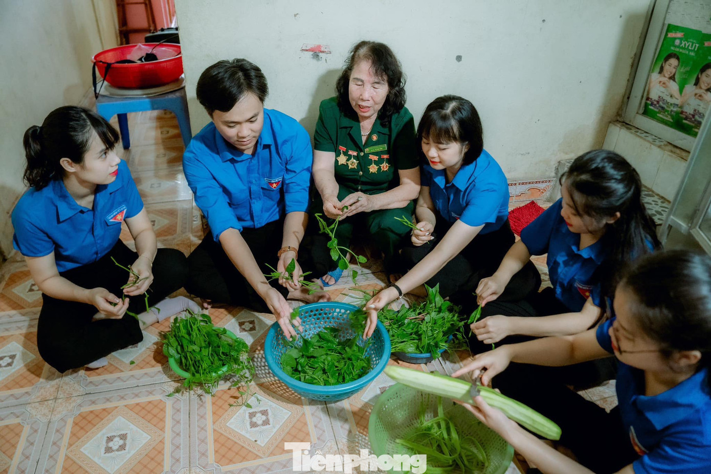 Đoàn viên thanh niên còn chung tay thực hiện chương trình “Bữa cơm sum vầy, ấm áp yêu thương” tri ân cựu thanh niên xung phong tại nhà bà Lê Thị Tâm (thương binh 1/4, tổ 4, phường Quyết Tâm).