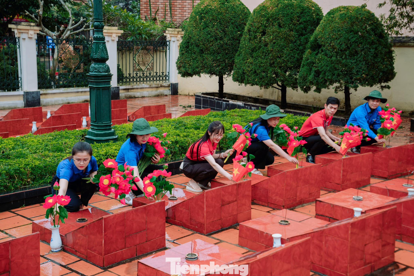 Đồng thời, đoàn viên thanh niên đã dâng 183 đóa hoa sen và cờ Tổ quốc lên các phần mộ anh hùng liệt sĩ tại nghĩa trang thành phố, với tổng trị giá trên 3 triệu đồng.