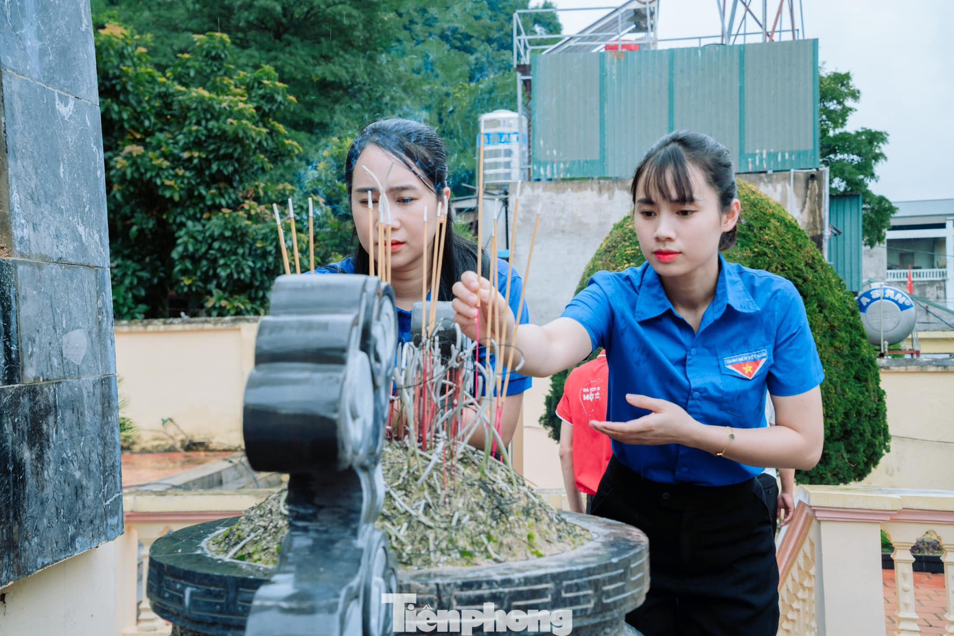 Các bạn trẻ tự tay nấu bữa cơm nghĩa tình. Bữa cơm chứa đựng tình cảm, thể hiện lòng biết ơn sâu sắc của thể hệ trẻ đối với những cống hiến, hy sinh của thể hệ cha, anh đi trước đồng thời tuổi trẻ thành phố sẽ luôn quan tâm, đồng hành và hỗ trợ các cô, chú Hội Cựu thanh niên xung phong.