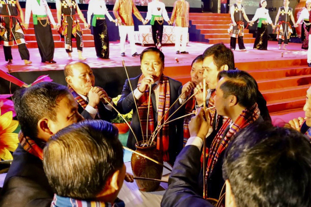 Các vị đại biểu thưởng thức rượu cần.