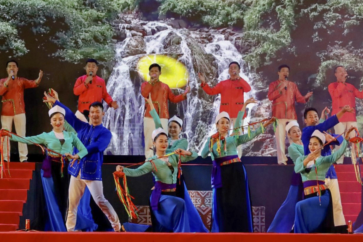 Màn trình diễn tiết mục văn nghệ tại buổi lễ khai mạc.