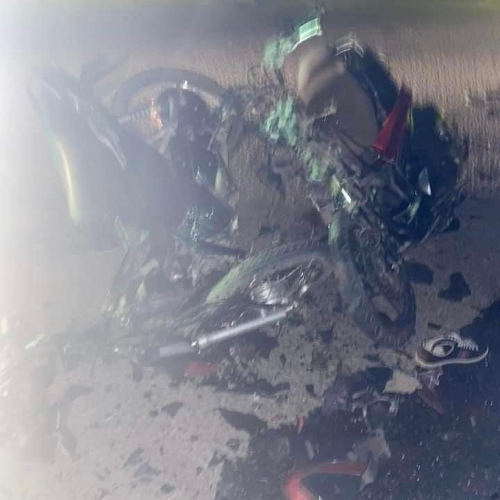 Hai phương tiện bị biến dạng sau cú va chạm mạnh.