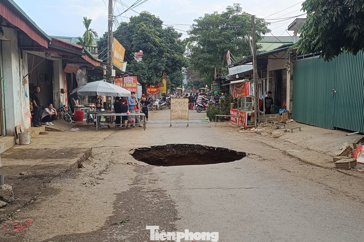 Mặt đường bị sụt lún tại nơi đông dân cư.
