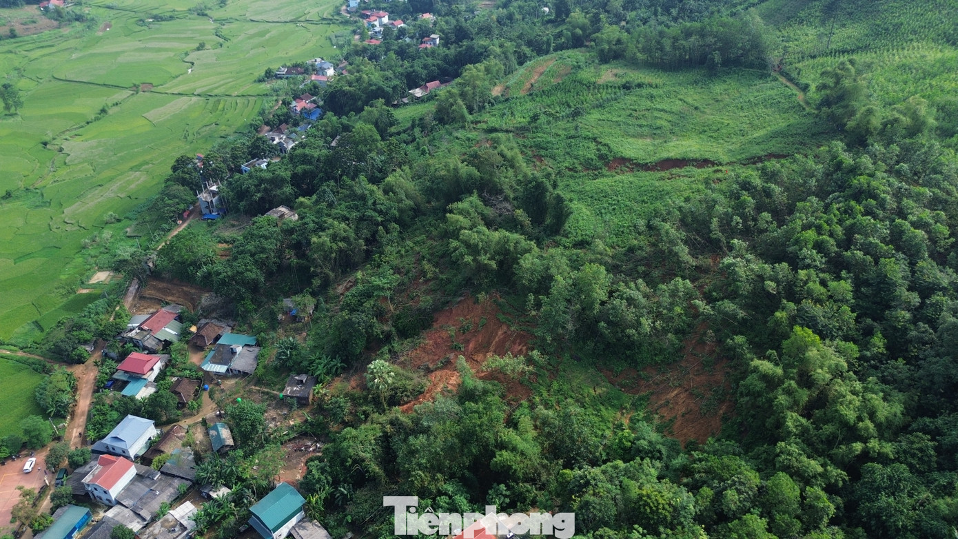 Theo lãnh đạo UBND huyện Lạc Sơn, hiện các lực lượng chức năng của huyện và xã đang duy trì trực đảm bảo an ninh trật tự khu vực có nguy cơ sạt lở. Địa phương cũng đã kiến nghị UBND tỉnh Hòa Bình quan tâm, hỗ trợ kinh phí xây dựng khu tái định cư cho các hộ dân tại xóm Rài, xã Tuân Đạo.