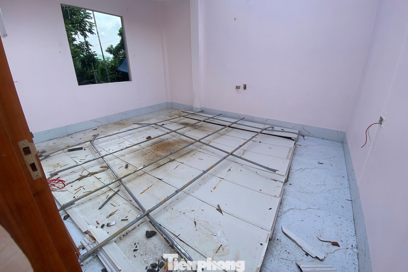 Trao đổi với phóng viên, ông Bùi Văn Thứ - Bí thư chi bộ xóm Rài cho biết: "Khoảng 1 năm nay, trong xóm có khoảng hơn 20 căn nhà (trong tổng số 111 hộ bị ảnh hưởng do sụt lún) vừa được xây dựng xong. Người dân vùng cao làm được căn nhà kiên cố rất khó khăn, ngoài việc đi làm tích góp còn phải vay mượn rất nhiều. Thiên tai ập đến đã lấy đi tài sản lớn nhất của họ".