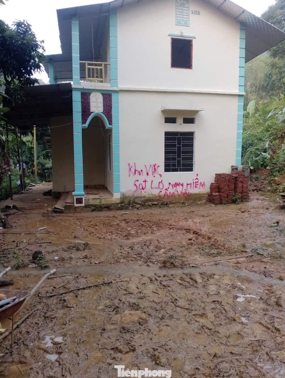 “Ngôi nhà của tôi có chi phí xây dựng hơn 400 triệu đồng, đây là số tiền vợ chồng tôi tích góp nhiều năm và vay nợ của ngân hàng chính sách. Thế nhưng, trước tình trạng sạt lở gia đình tôi nguy cơ trắng tay, không có đất dựng nhà đồng thời còn ôm một khoản nợ lớn”, anh Dương bộc bạch.