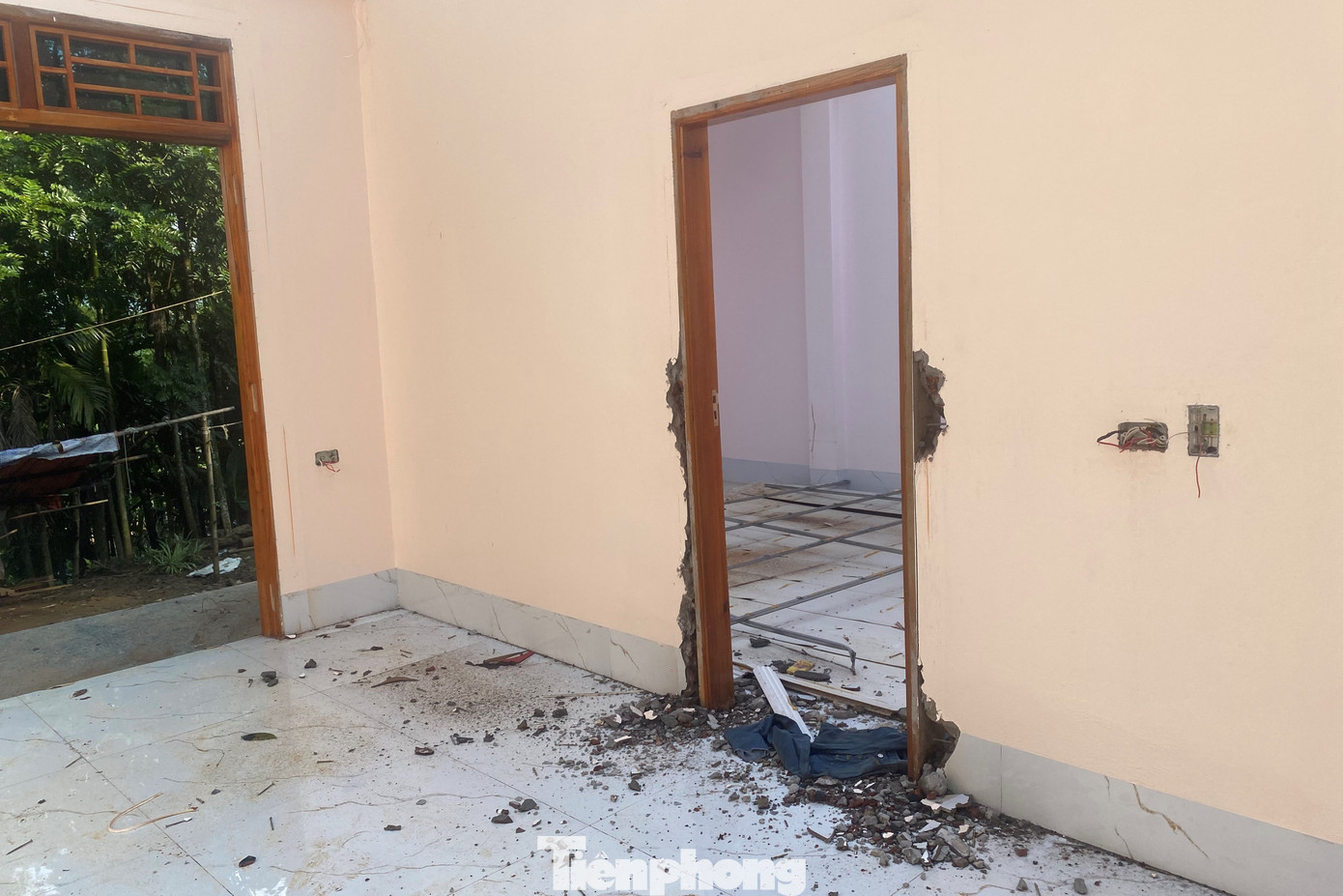 Tương tự, gia đình ông Bùi Văn Tính vừa chuyển về sống tại căn nhà mới xây được 2 tuần thì thiên tai xảy ra. Quả đồi sau nhà sụt lún khiến phần móng và nền nhà bị nứt nhiều vị trí; các bức tường kiên cố cũng bị xô dịch, tách rời nhau.