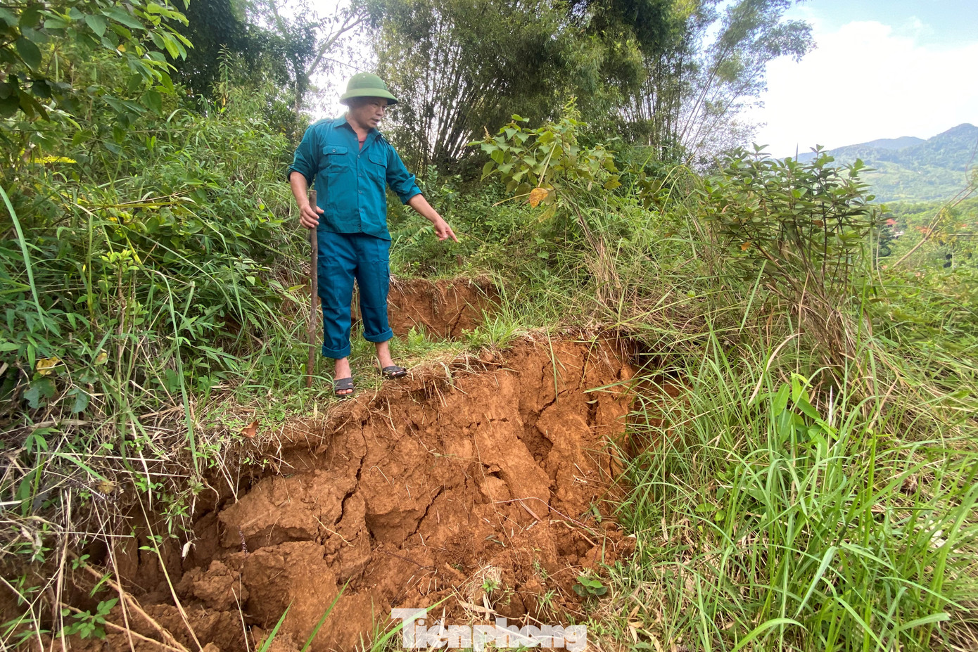 Theo thông tin từ UBND tỉnh Hòa Bình, hiện tượng sụt lún tại xóm Rài xảy ra trên diện tích khoảng 7ha; các vết nứt dài từ 1 - 3m, sâu từ 2 - 3m; các rãnh nứt nối nhau dài trên 800m dẫn đến nguy cơ sạt trượt trên diện rộng đặc biệt khi có mưa, đất đá bão hòa nước.