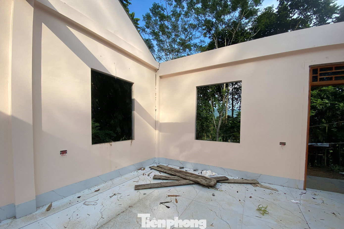 Sau khi được chính quyền vận động, gia đình ông Tính đã di dời tất cả tài sản đến nơi an toàn. Thế nhưng tài sản lớn nhất là ngôi nhà phải bỏ lại, mặc thiên tai tàn phá trong nỗi xót xa.