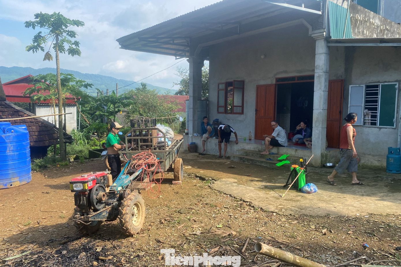 Một số người dân đang di dời những vật dụng, tài sản cuối cùng trong nhà.