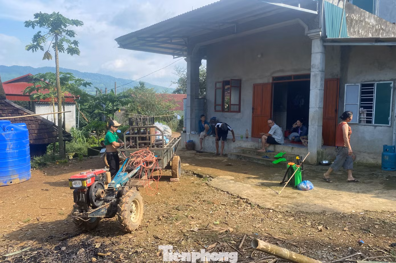 Một số người dân đang di dời những vật dụng, tài sản cuối cùng trong nhà.