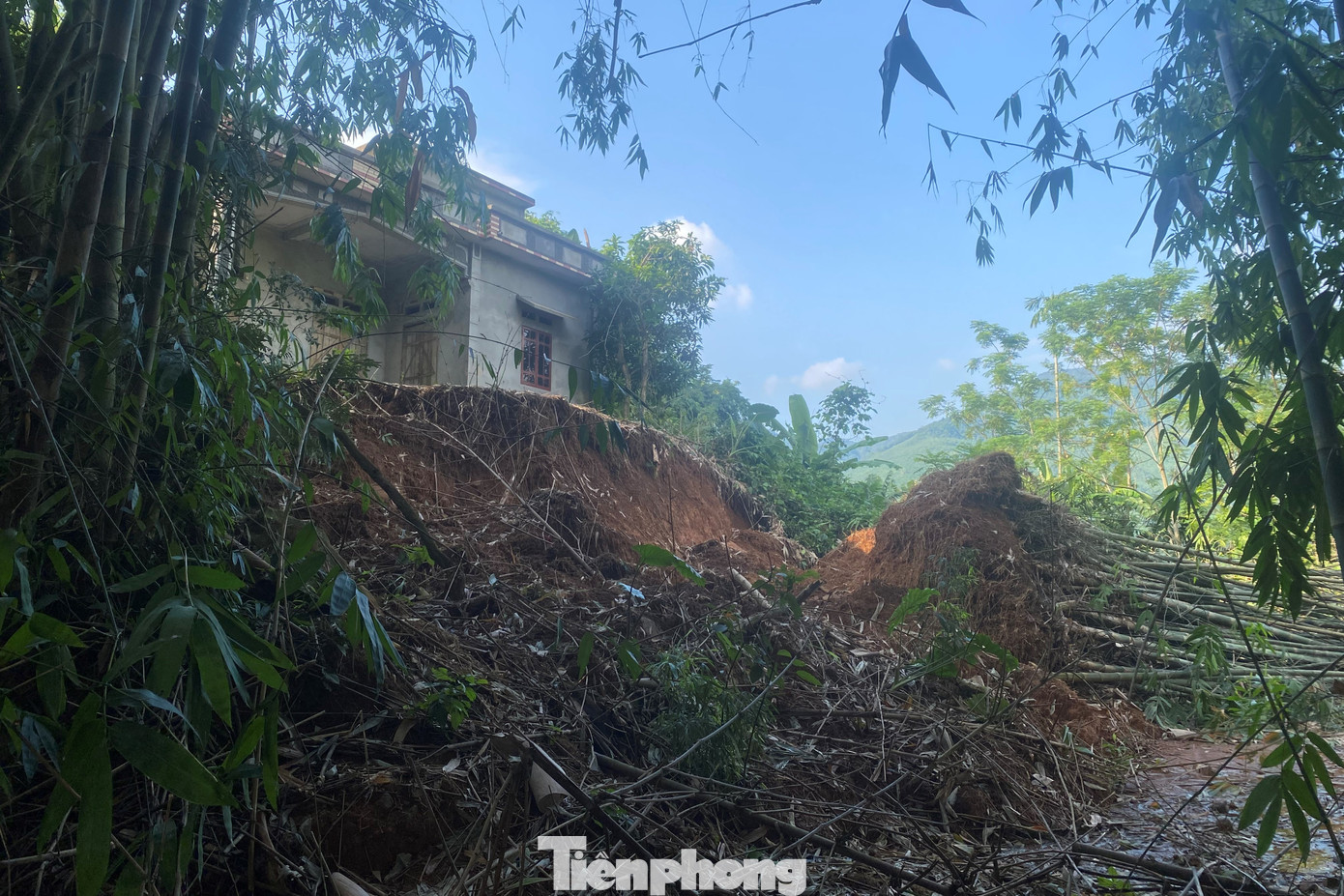 “Nhà tôi dự kiến xây 3 tầng để ở và kinh doanh, đến nay 2 tầng đã hoàn thiện đang định xây tiếp thì xảy ra sạt lở. Vốn liếng cả đời người dành dụm cũng từ đó mà bị chôn vùi. Buồn vì chuyện này mà nhiều ngày qua tinh thần của tôi giảm sút, cứ nghĩ đến cảnh mình bị trắng tay thì chẳng thiết làm gì nữa”, ông Bùi Văn Nhiễn (44 tuổi, trú xóm Rài) chia sẻ.