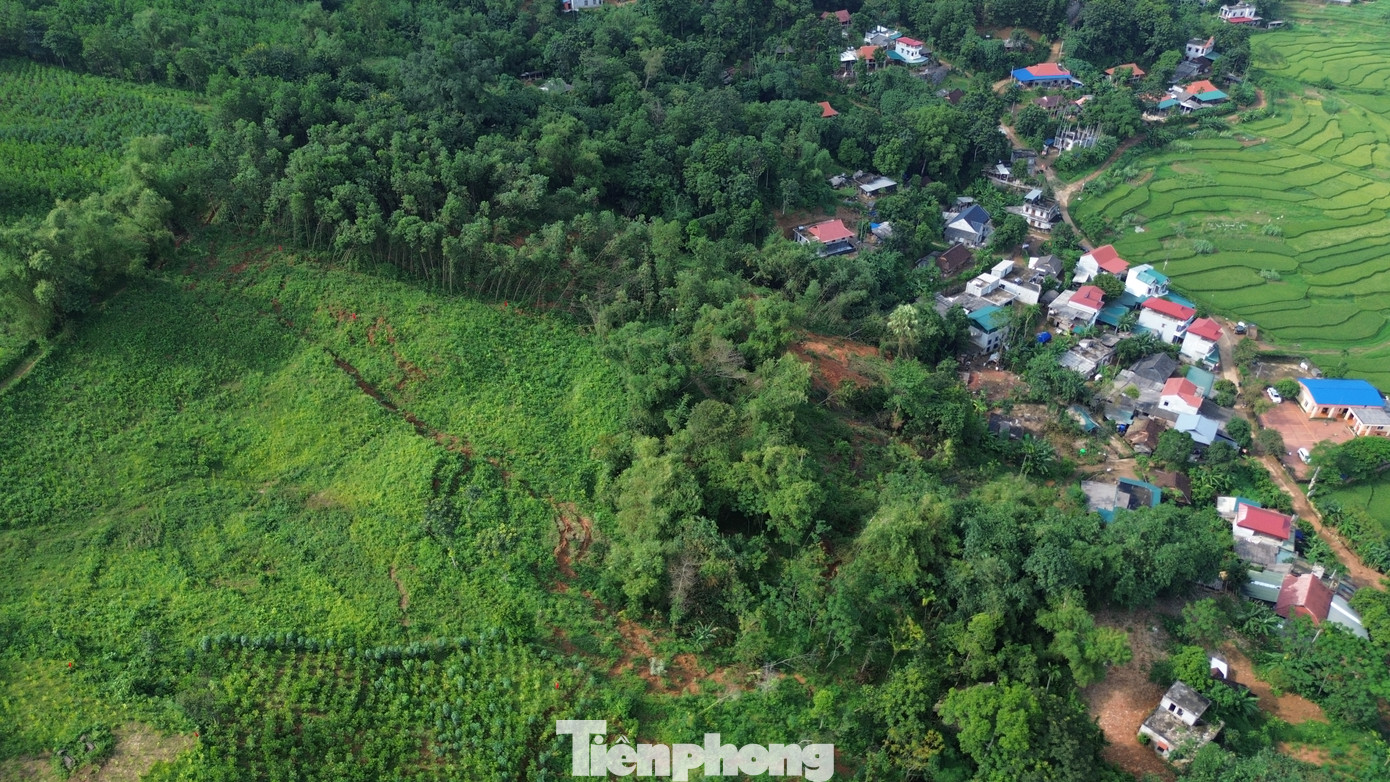 Ngày 22/9, phóng viên Báo Tiền Phong đã có mặt tại xóm Rài, xã Tuân Đạo, theo ghi nhận, hàng chục ngôi nhà dọc tuyến đường bên dưới đồi Cây Đa Bái Rài trong tình trạng cửa đóng then cài. Những hộ dân này đều đã được chính quyền vận động sơ tán đến nơi an toàn.
