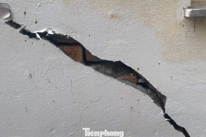 Hiện tượng sụt lún đã khiến nhiều ngôi nhà bị nứt, nghiêng và hư hỏng một số hạng mục.