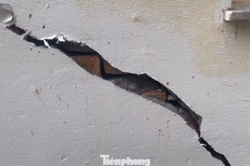 Hiện tượng sụt lún đã khiến nhiều ngôi nhà bị nứt, nghiêng và hư hỏng một số hạng mục.