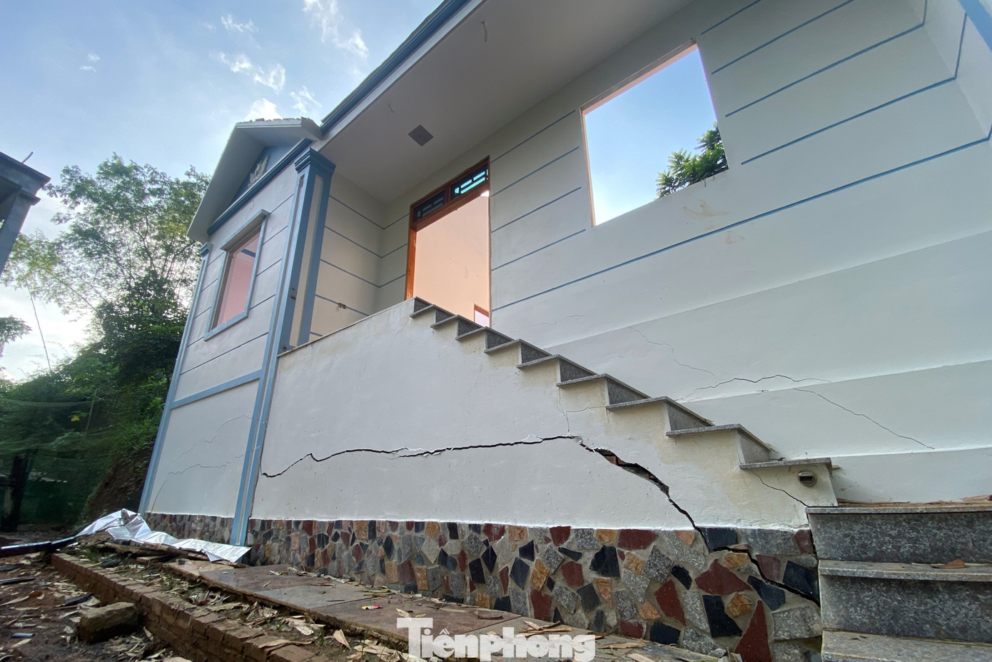 Hiện tượng sụt lún đã khiến nhiều ngôi nhà bị nứt, nghiêng và hư hỏng một số hạng mục.