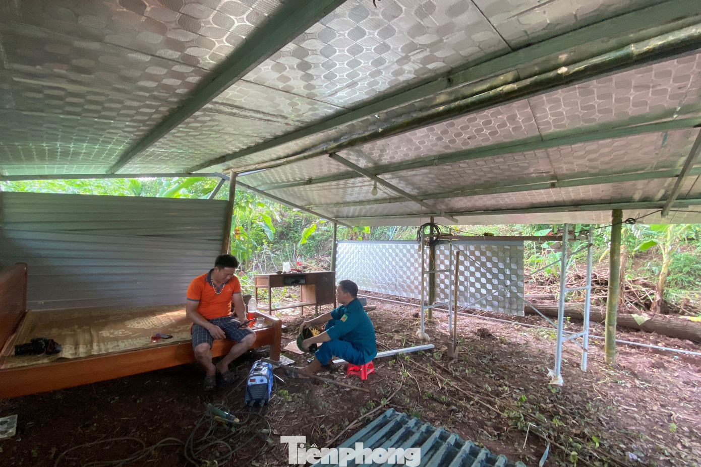 Hiện sau khi đi sơ tán, đa phần các hộ dân ở xóm Rài đến các nhà văn hóa lân cận và nhà người thân để lánh nạn. Một số hộ phải dựng lều tạm để ở do những nơi ở trên đã quá tải.