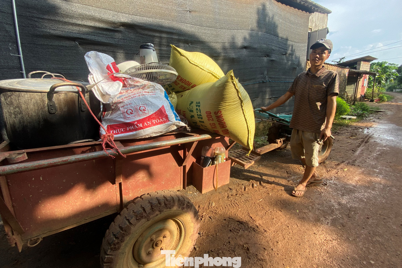 Ngoài gia đình anh Dương và ông Tính, tại xóm Rài còn không ít những trường hợp bị mất nhà cửa do thiên tai. Một số công trình còn đang xây dựng dở dang mà chủ nhà phải "bỏ của chạy lấy người".