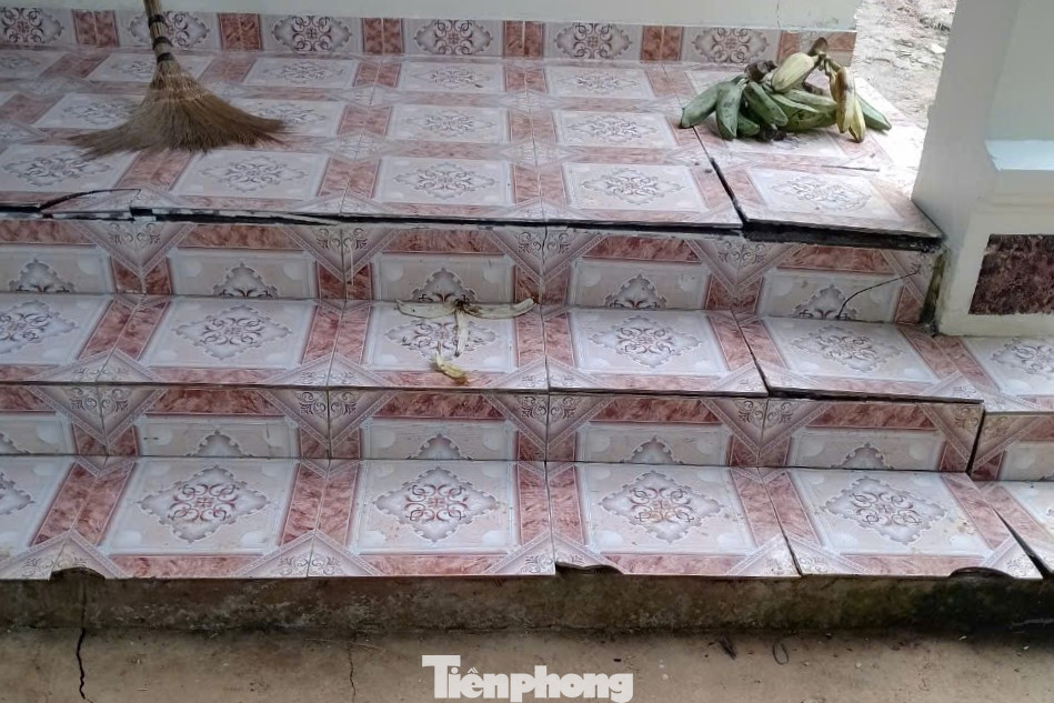 Xây dựng ở lưng chừng đồi, ngôi nhà của anh Bùi Văn Dương (32 tuổi, trú tại xóm Rài, xã Tuân Đạo) vừa được hoàn thiện được khoảng 1 tuần thì cơn bão số 3 ập đến. Sau vài ngày mưa lớn, dưới nền nhà phát ra tiếng tanh tách, chỉ vài giờ sau những viên gạch bắt đầu nứt vỡ, nhô lên. Phía sau nhà cũng xuất hiện sụt lún đất.