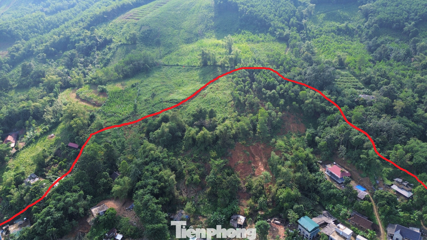 Do ảnh hưởng cơn bão số 3, đầu tháng 9, tại khu vực đồi Cây Đa Bái Rài thuộc xóm Rài, xã Tuân Đạo, huyện Lạc Sơn xuất hiện nhiều vết nứt lớn, tình trạng sụt lún, sạt lở phát triển theo từng ngày gây nguy cơ mất an toàn cho hàng trăm người dân sống xung quanh.