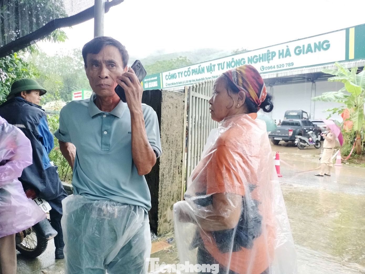 Gia đình ông Mậu khắc khoải chờ tin con trai.