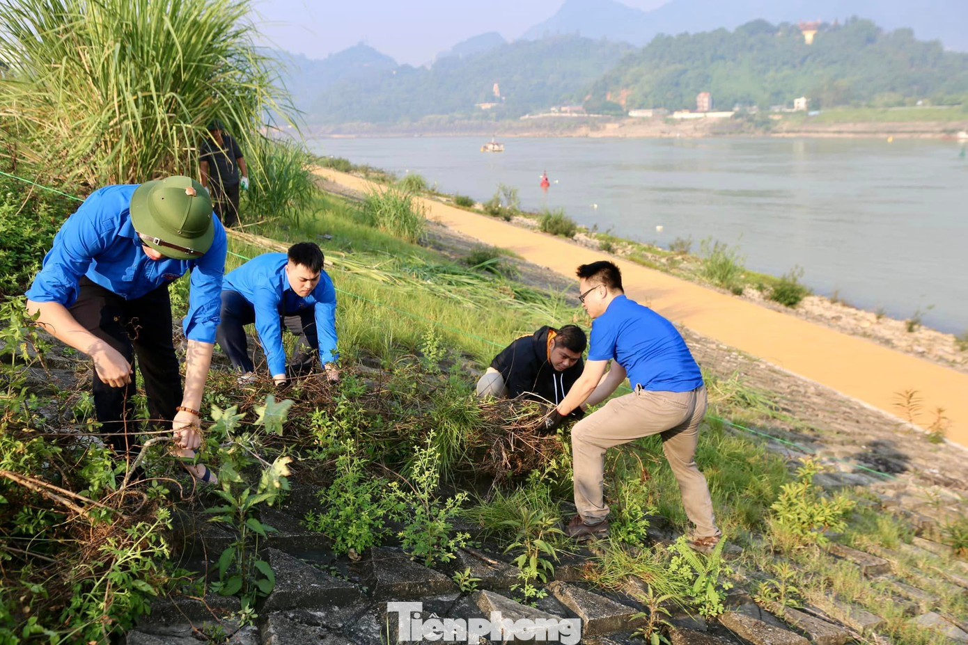 Với tinh thần “đâu cần thanh niên có, đâu khó có thanh niên”, đoàn viên thanh niên đã chia thành nhiều nhóm tiến hành vệ sinh, phát quang, dọn dẹp tại khu vực phố đi bộ Đê Đà Giang.