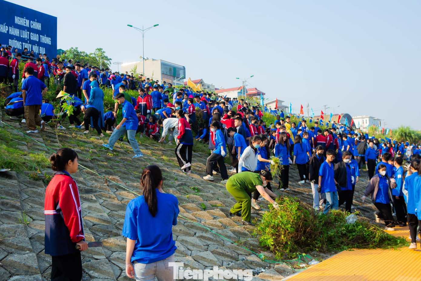 Không những thế, việc giữ gìn vệ minh môi trường, thu gom rác thải còn giúp người dân 2 bên bờ sông Đà phát triển du lịch, dịch vụ.