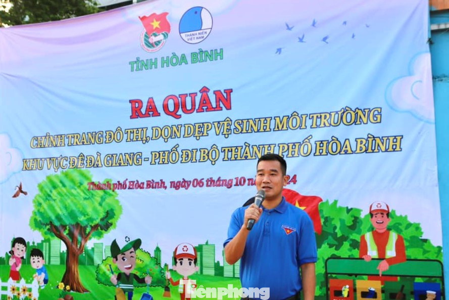 Sáng 6/10, Tỉnh Đoàn Hoà Bình - Hội LHTN Việt Nam tỉnh tổ chức đồng loạt ra quân triển khai hoạt động Chỉnh trang đô thị, dọn dẹp vệ sinh môi trường khu vực đê Đà Giang - Phố đi bộ TP Hoà Bình.